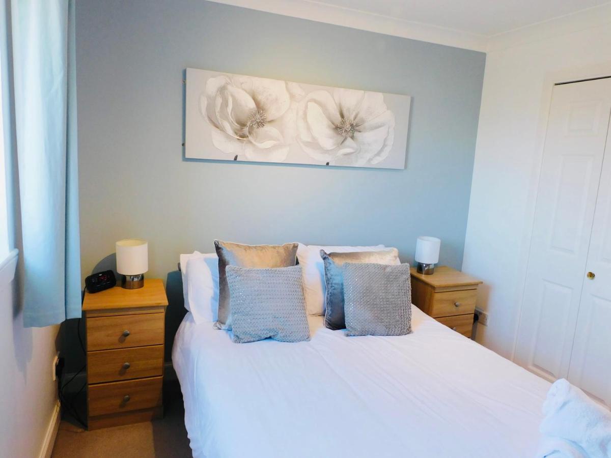 Beautiful 3 Bedroom Apt, Mins From Glasgow Airport, M8 & Sec Paisley Exterior foto