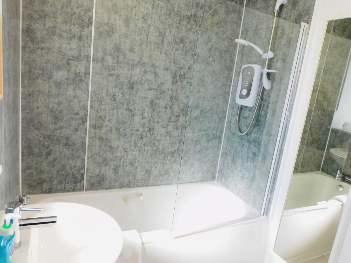 Beautiful 3 Bedroom Apt, Mins From Glasgow Airport, M8 & Sec Paisley Exterior foto
