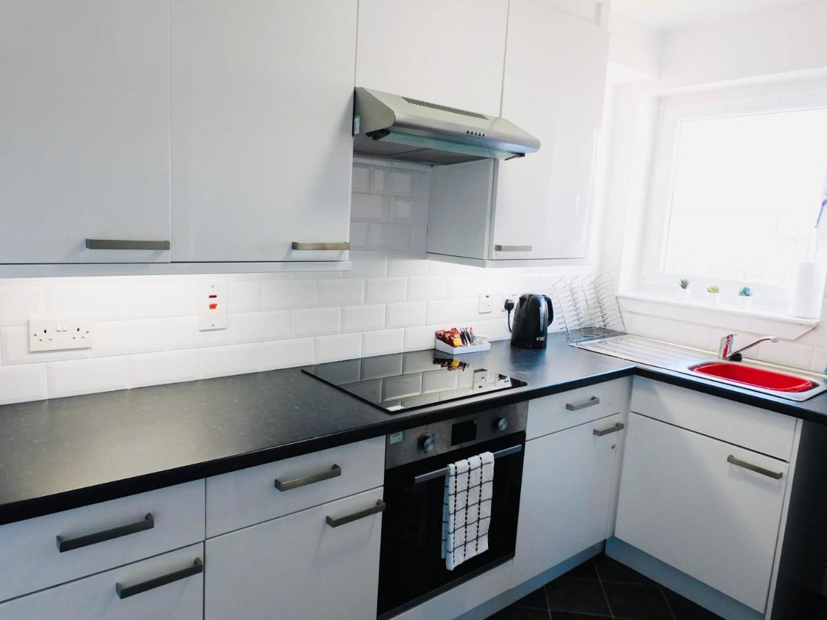 Beautiful 3 Bedroom Apt, Mins From Glasgow Airport, M8 & Sec Paisley Exterior foto