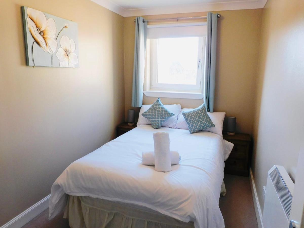 Beautiful 3 Bedroom Apt, Mins From Glasgow Airport, M8 & Sec Paisley Exterior foto