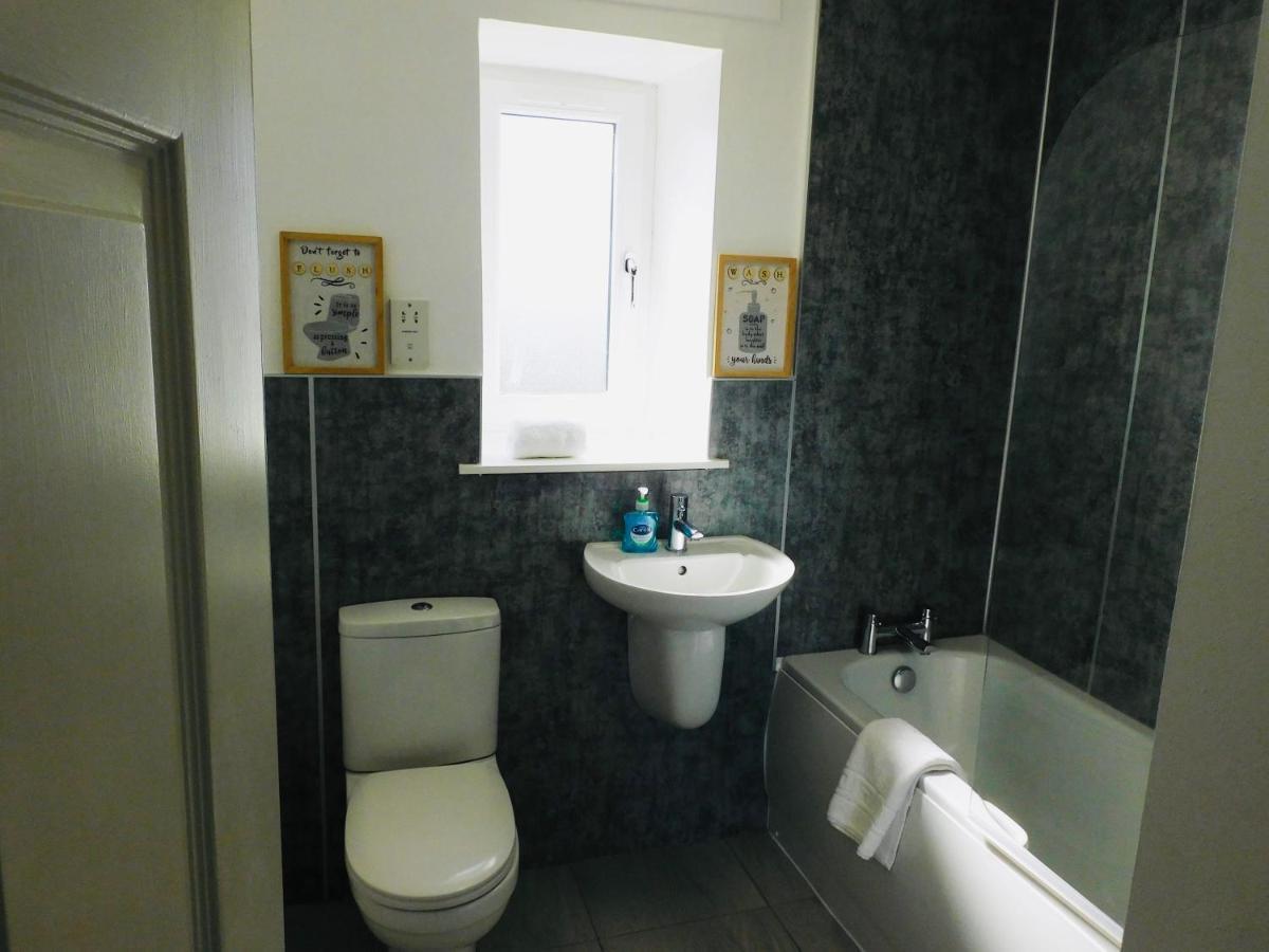 Beautiful 3 Bedroom Apt, Mins From Glasgow Airport, M8 & Sec Paisley Exterior foto